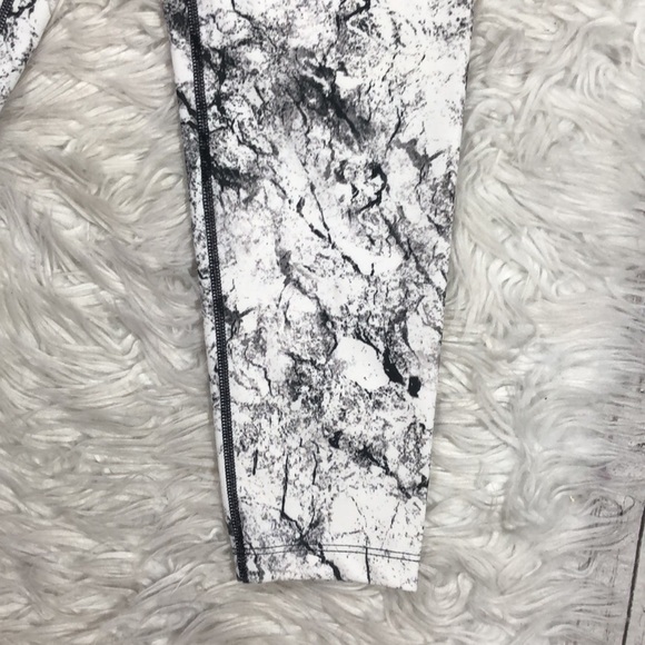 Body Language Revolve Scrunch Marble Crop Leggings - Picture 6 of 12